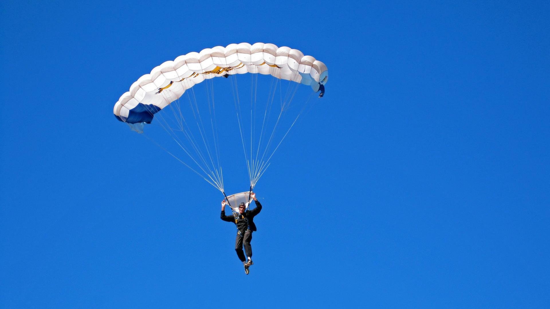 品牌联动：跨界合作案例——游戏与传统体育品牌共创内容，与游戏联动的营销产品